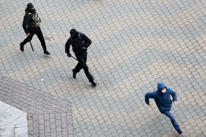 Un hombre huye perseguido por las fuerzas de seguridad bielorrusas en Minsk (REUTERS/Stringer)