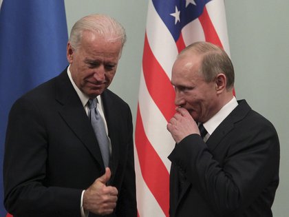 El, entonces, vicepresidente estadounidense, Joe Biden (i), y el, entonces, primer ministro ruso, Vladimir Putin, durante un encuentro en Moscú en 2011.EFE/MAXIM SHIPENKOV/Archivo 
