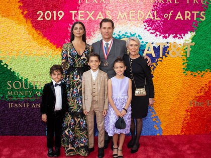 Matthew McConaughey con su esposa, su madre y sus tres hijos (Shutterstock)
