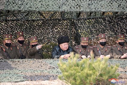 El líder de Corea del Norte, Kim Jong Un, observa una competencia de fuego de artillería entre las unidades de artillería bajo el Cuerpo 7 y el Cuerpo 9 del Ejército Popular de Corea en un campo de entrenamiento en Corea del Norte, el 12 de marzo de 2020 (KCNA vía REUTERS)