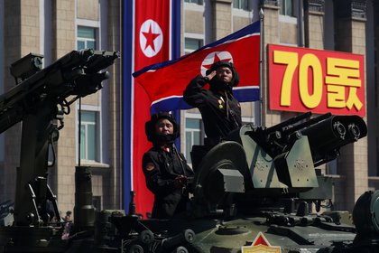 Un soldado saluda mientras monta un tanque durante un desfile militar que marca el 70 aniversario de la fundación de Corea del Norte en Pyongyang, Corea del Norte, el 9 de septiembre de 2018. (REUTERS / Danish Siddiqui)