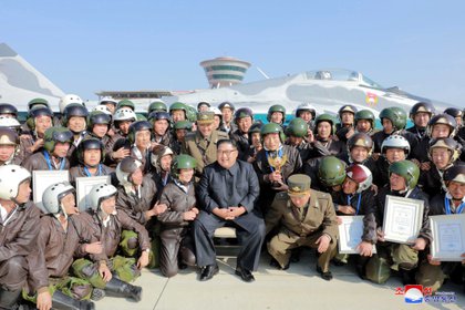 El líder norcoreano, Kim Jong Un, asiste al 'Concurso de vuelo de combate-2019' de la Fuerza Aérea y Antiaérea del Ejército Popular de Corea en el aeropuerto Wonsan Kalma, en esta imagen sin fecha publicada por la Agencia Central de Noticias de Corea del Norte (KCNA) el 15 de noviembre de 2019. (KCNA vía REUTERS)
