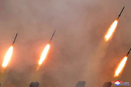 Misiles lanzados durante un simulacro de subunidades de artillería de largo alcance del Ejército Popular de Corea, en Corea del Norte, en esta imagen publicada por la Agencia Central de Noticias de Corea del Norte (KCNA) el 2 de marzo de 2020. (KCNA/ REUTERS)