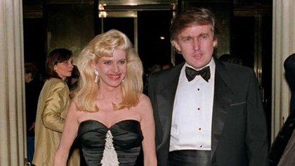 Ivana y Donald Trump fueron nombres centrales del jet set de Nueva York en décadas pasadas. Su divorcio tempestuoso dio innumerables titulares. (AFP)