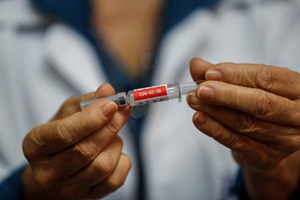 Una enfermera presenta la vacuna contra el COVID-19 desarrollada por el laboratorio chino Sinovac Biotech en los ensayos de la segunda dosis, el 14 de agosto de 2020 en el hospital Emilio Ribas en Sao Paulo (Brasil). EFE/Sebastiao Moreira/Archivo 