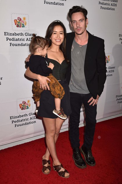 Jonathan Rhys Meyers con su familia en 2018 (The Grosby Group)