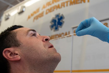 A un hombre le hacen una prueba de coronavirus en EEUU. EFE/EPA/ALEX EDELMAN/Archivo 