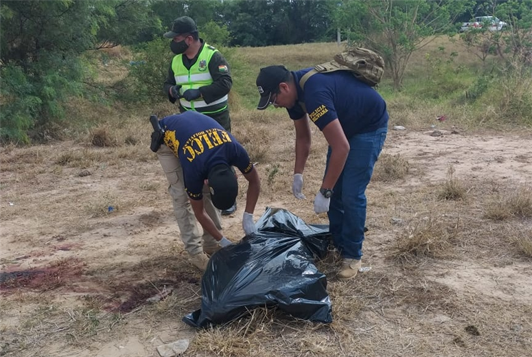 Levantamiento de un cadáver en la carretera a Pailón. Foto. EL DEBER 