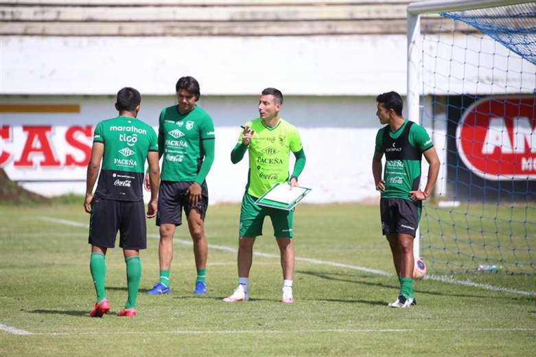 Escobar, del cuerpo técnico de la selección, conversa con Martins, Saavedra y Fernández.