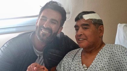 Maradona, junto al doctor Luque, en su primera imagen post operación