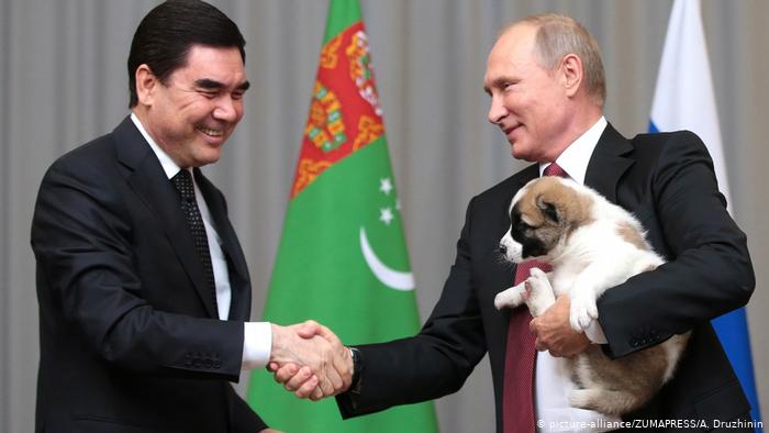 Russland Sochi | Vladimir Putin mit Hundewelpen als Geschenk des Turkmenischen Präsidenten Gurbanguly Berdymukhamedov