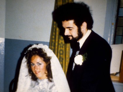Peter Sutcliffe y su esposa Sonya, durante su boda (Shutterstock)