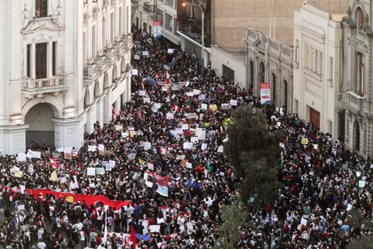 Foto de una de las protestas contra la destitución de Vizcarra del pasado jueves. Foto: REUTERS/Sebastian Castaneda