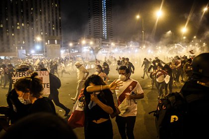 Manifestaciones en Perú contra el presidente Merino fueron desalojadas por la policía (AFP)