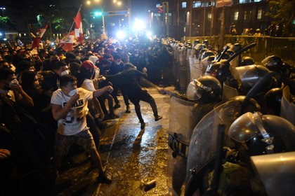 Los manifestantes se enfrentaron con la policía (AFP)