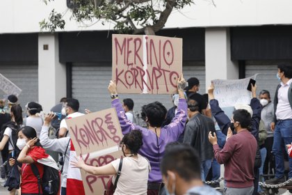 Manifestantes con carteles contra Merino (Europa Press) 
