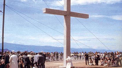 El Papa Juan Pablo Segundo visitó Armero al año siguiente de la tragedia, el 1 de julio de 1986. En la foto reza postrado ante una cruz gigante de cemento por las víctimas de la avalancha.