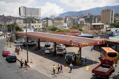 Vista de vehículos que hacen fila para aprovisionarse de combustible en Caracas. Largas colas para aprovisionarse de gasolina se vieron durante semanas en el país 