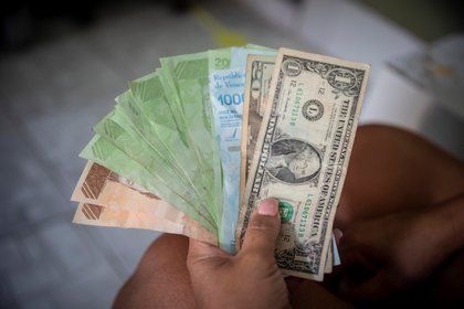 El bolívar de Venezuela se devaluó un 20,24 % frente al dólar en una semana (EFE/ Rayner Pena/Archivo)