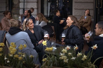 Un bar en Estocolmo, Suecia, en medio de la pandemia de COVID-19. Abril de 2020. (AP Foto/Andrés Kudacki, Archivo)