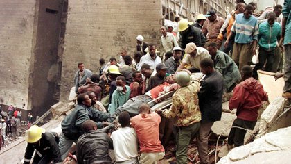 Tareas de rescate tras el atentado a la embajada de EEUU en Kenia en 1998 (EFE)