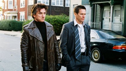 Sean Penn y Kevin Bacon en "Mystic River" (2003) con dirección de Clint Eastwood (Shutterstock)