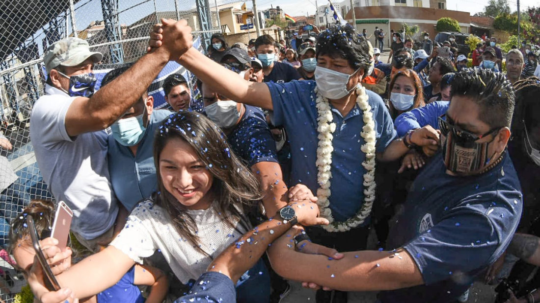 Vecinos de la OTB Villa Victoria reciben a Evo Morales en su barrio. DICO SOLÍS
