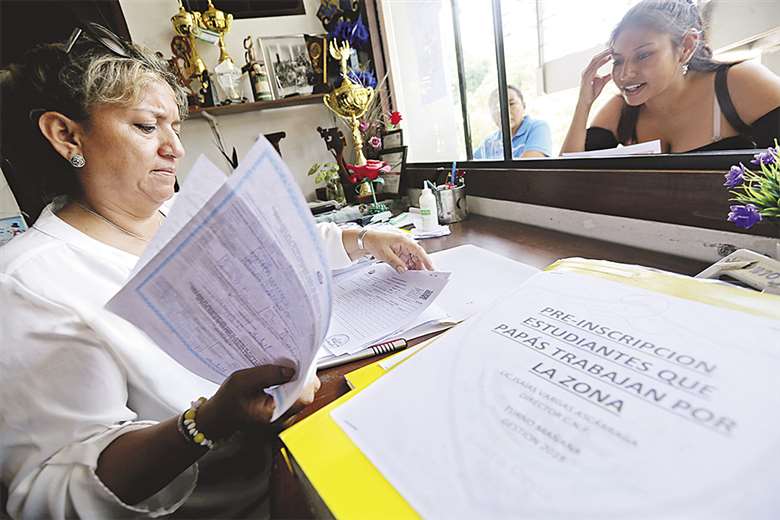Una madre (derecha) tramita la preinscripción de su hijo en el colegio Nacional Florida. Foto: Ricardo Montero