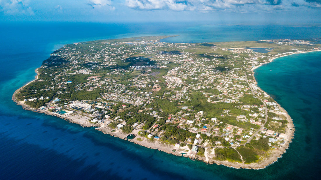 Gran Caimán es la más grande de las Islas Caimán, un territorio británico de ultramar en el Caribe. En George Town, su capital, está el Museo Nacional de las Islas Caimán, dedicado al patrimonio de estas islas. La ciudad es también un importante puerto de cruceros y cuenta con las ruinas del fuerte George de la época colonial