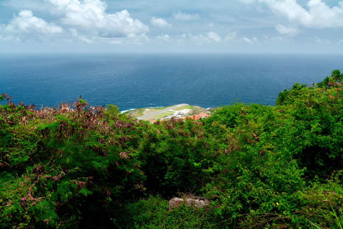 El entorno virgen y subdesarrollado de Tiny Saba lo hace memorable. Ubicado en la cadena de las Antillas Menores, al sur de St. Maarten/St. Martin, el atractivo de la isla se extiende tanto por encima como por debajo de la costa, desde la silueta irregular del monte