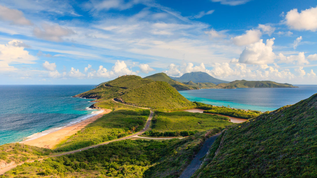 La nación de islas gemelas de St. Kitts y Nevis rebosa de encanto. Pero primero: St. Kitts. La mayor de las dos islas es conocida por sus campos de caña de azúcar y las fortalezas de Brimstone Hill bien conservadas, a las que se accede mejor en el tren al aire libre que recorre la costa sur de la isla