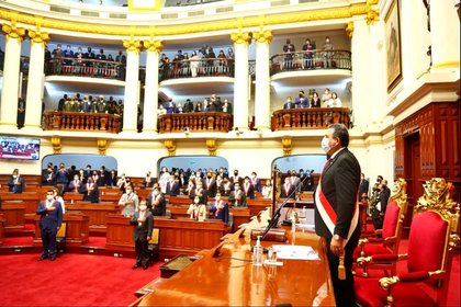 El Congreso de la República de Perú que muestra a Manuel Merino de Lama durante su investidura como presidente del país