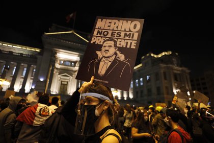 Manifestantes participan en una multitudinaria marcha en protesta contra el nuevo gobierno del presidente Manuel Merino, hoy, en la plaza San Martín de Lima 