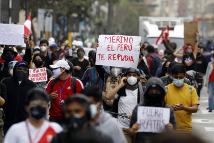 Manuel Merino es el principal blanco de críticas de los manifestantes que protestan contra la clase política (Europa Press)
