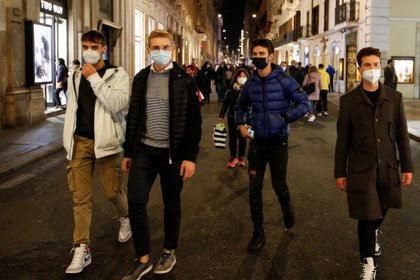 Jóvenes paseando con máscaras faciales por Via del Corso, Roma, Italia. REUTERS/Remo Casilli