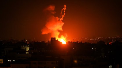 Uno de los recientes bombardeos de Israel a las instalaciones de Hamás en la Franja de Gaza como respuesta al lanzamiento de globos incendiarios por parte de ciudadanos palestinos 