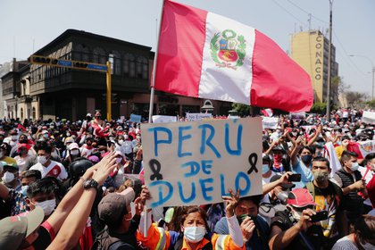 Una manifestante sostiene un cartel que dice "Perú de duelo" (REUTERS/Sebastian Castaneda)