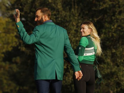Dustin Johnson celebró con su pareja tras colocarse la chaqueta verde (Reuters)