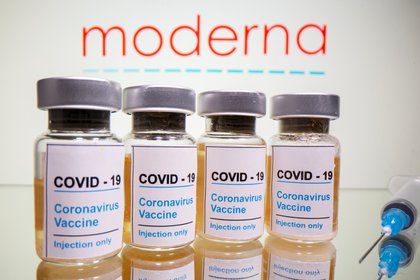 Los inversores esperaban noticias positivas sobre la vacuna de Moderna y las tuvieron (REUTERS/Dado Ruvic/Illustration/archivo)