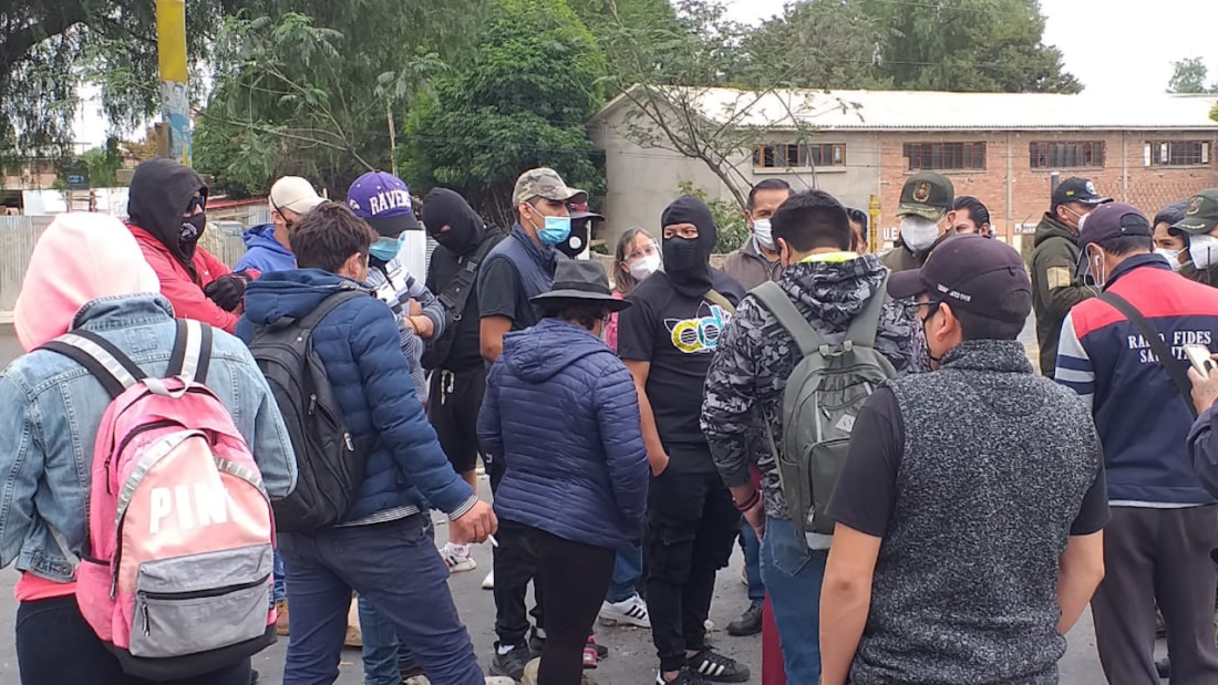 La imagen muestra al grupo de personas que rodeó a periodistas de Quillacollo, en el kilómetro 12 de la carretera Cochabamba-Quillacollo, el 30 de octubre. Crédito: Ricardo Cruz.
