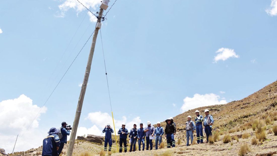 Funcionarios inspeccionan proyecto de electrificación en la zona Andina de Cochabamba. Gobernación