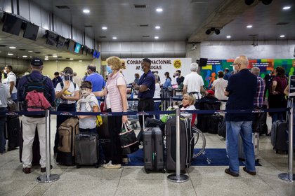 Un grupo de personas hace fila para registrar su equipaje en el Aeropuerto Internacional Simón Bolívar, en Maiquetía (Venezuela). EFE/Miguel Gutiérrez/Archivo 