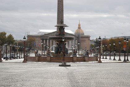 FOTO DE ARCHIVO: La Plaza de la Concordia desierta durante el primer día del nuevo confinamiento nacional impuesto en Francia para tratar de contener la propagación de contagios de COVID-19, en París, Francia, el 30 de octubre de 2020. REUTERS/Charles Platiau