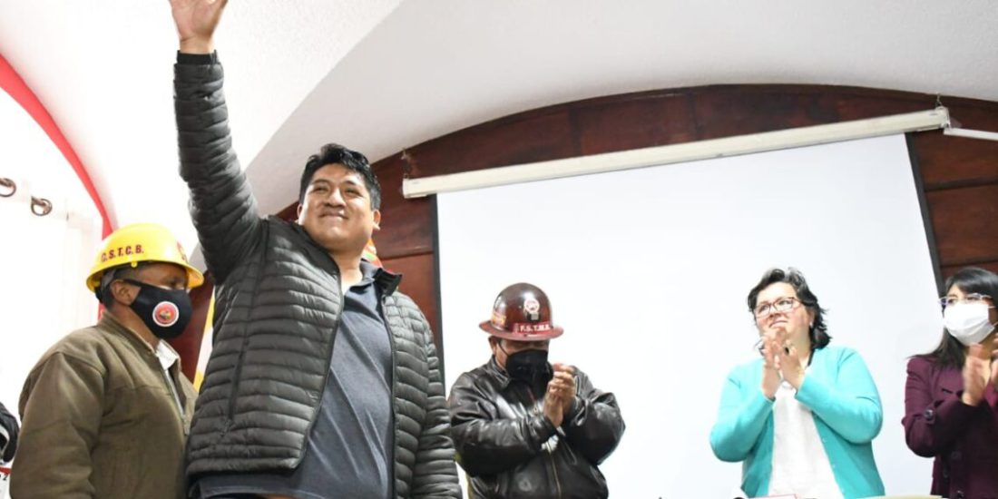 Víctor Quispe saluda tras su posesión como viceministro de Trabajo. ABI