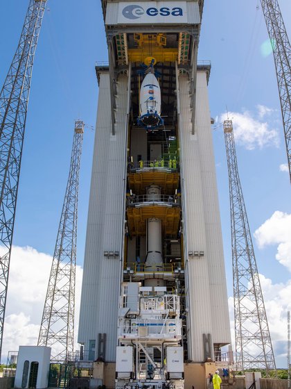En vísperas de su lanzamiento, el satélite español Seosat-Ingenio encapsulado en la cofia del cohete e izado hasta la torre de lanzamiento del cohete Vega en el Puerto Espacial Europeo de Kurú (Guayana Francesa). (ESA/EFE) 