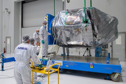 Expertos desembalan el satélite español Ingenio en el Puerto Espacial Europeo en Kurú el 28 de septiembre. (EFE)