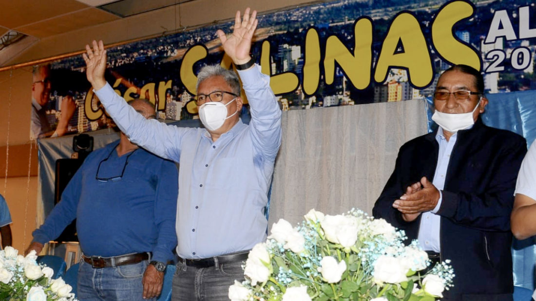 César Salinas junto a Eliseo Rodríguez durnate su presentación como candidato a la alcaldía de Cochabamba. Foto: Noé Portugal | Diario OPINIÓN