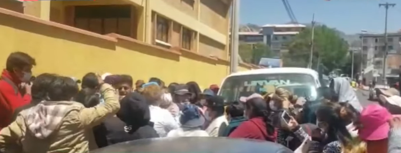 Entrega de las canasta estudiantil en La Paz