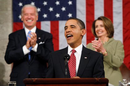Barack Obama en el Congreso, flanqueado por su vice, Joe Biden, y la presidenta de la Cámara de Representantes, Nancy Pelosi, apenas comenzó su gobierno. (REUTERS/Pablo Martinez Monsivais)