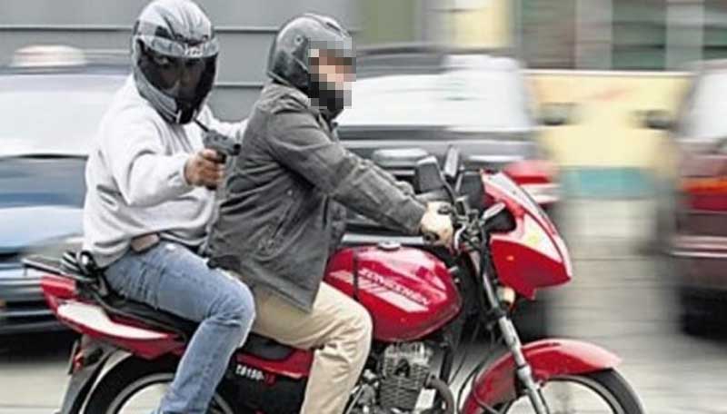 Foto referencial de dos asaltantes en una motocicleta. Clave 300
